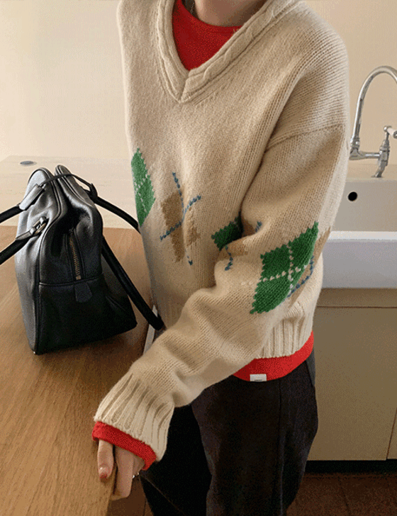 라이크유 시슬리 메리노울 100% 아가일 브이넥 니트 (KN) - 4color