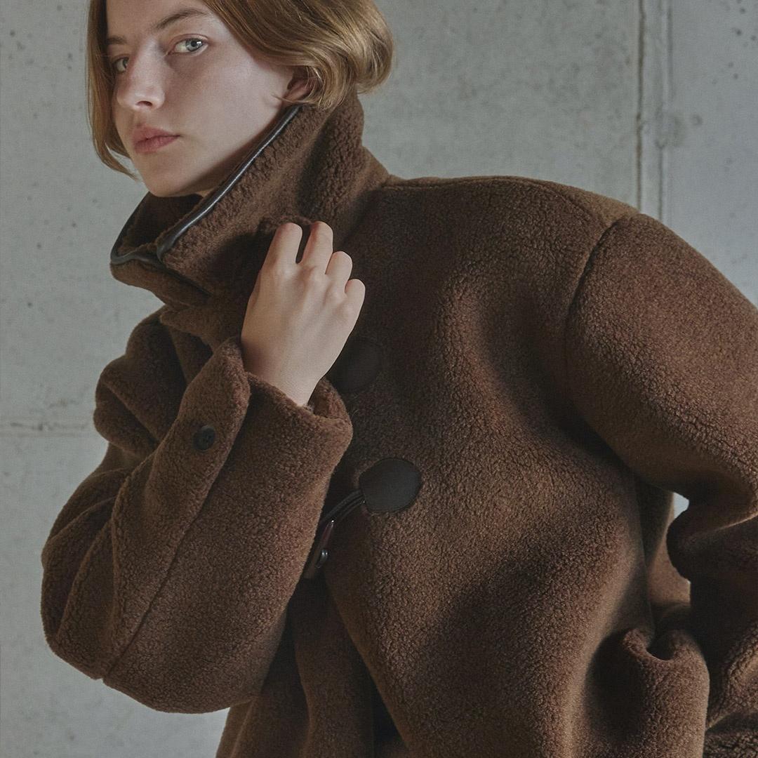 DUFFLE SHEARLING JACKET / BROWN
