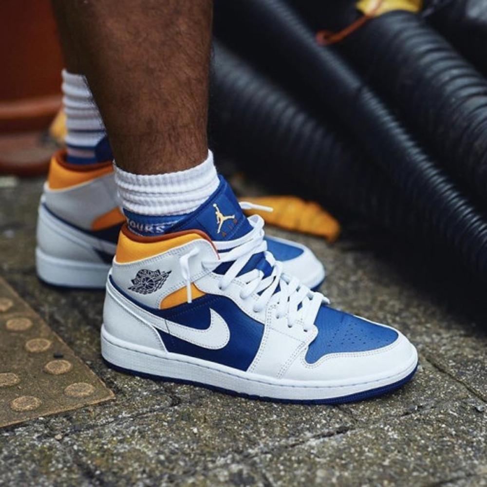 나이키 에어 조던 1 미드 화이트 로얄 블루 오렌지 554724-131