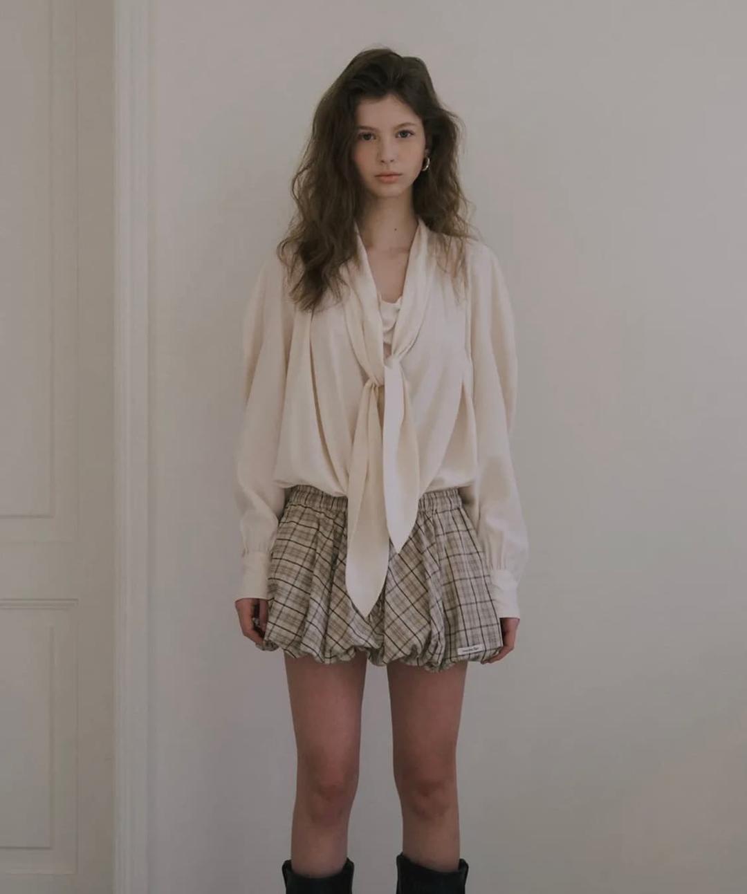 오버듀플레어 타이 블라우스 | 후루츠패밀리