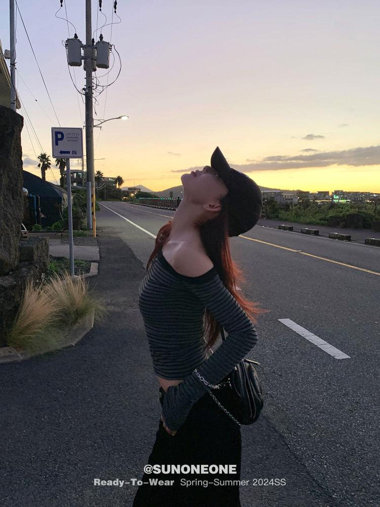 긴팔 스트라이프 원숄더 탑