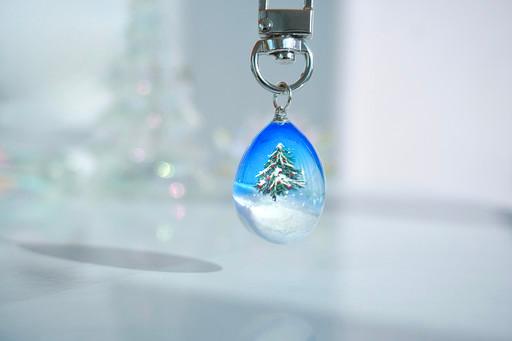 한 겨울의 설원과 크리스마스트리