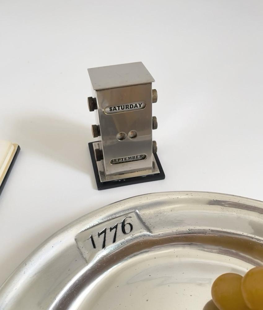 [vintage] 1950s silver perpetual desk calendar