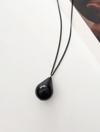 올블랙 물방울 펜던트 롱목걸이