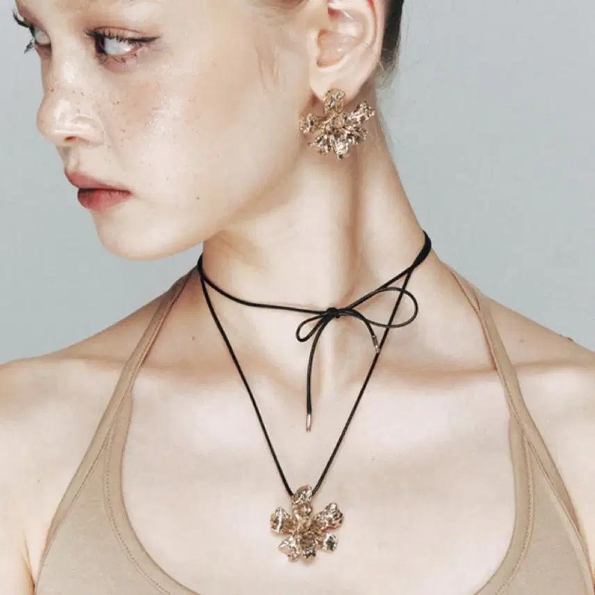 1JINN STUDIO 원진스튜디오 목걸이 메탈 입체 꽃 스트랩 목걸이
