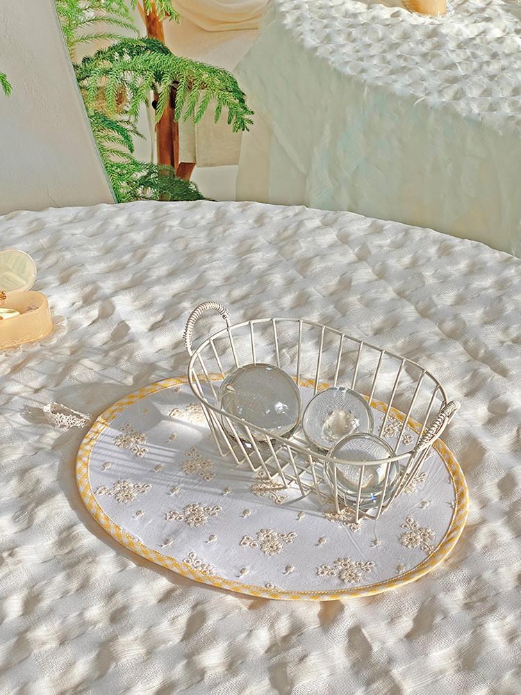 크림 바나나체크 오벌매트 플라워 자수 옐로우 노랑체크 테이블매트 식탁매트 무니무니 핸드메이드 벽장식 홈데코 홈카페 주방소품