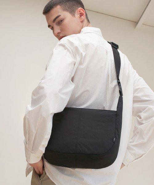 와샤 나일론 에센셜 베리어스 백-블랙