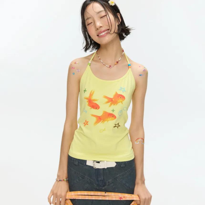 BETWEENAND 티셔츠 노란색 구슬 장식 금붕어 캐미솔 나시티