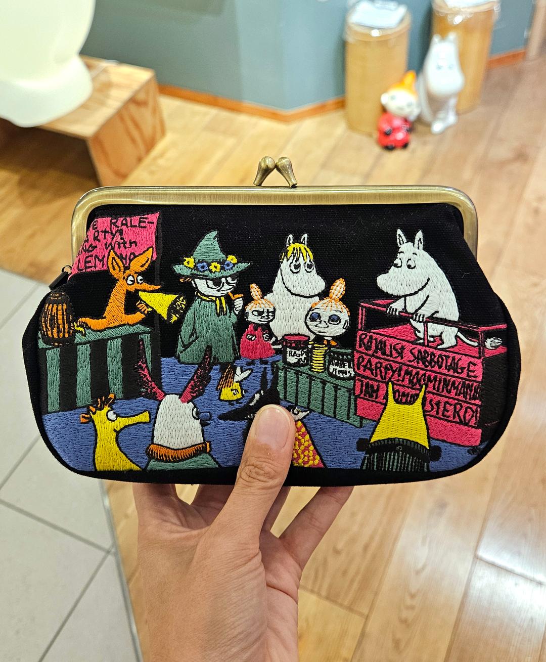 무민 캐릭터 자수 똑딱이 블랙 파우치 M사이즈