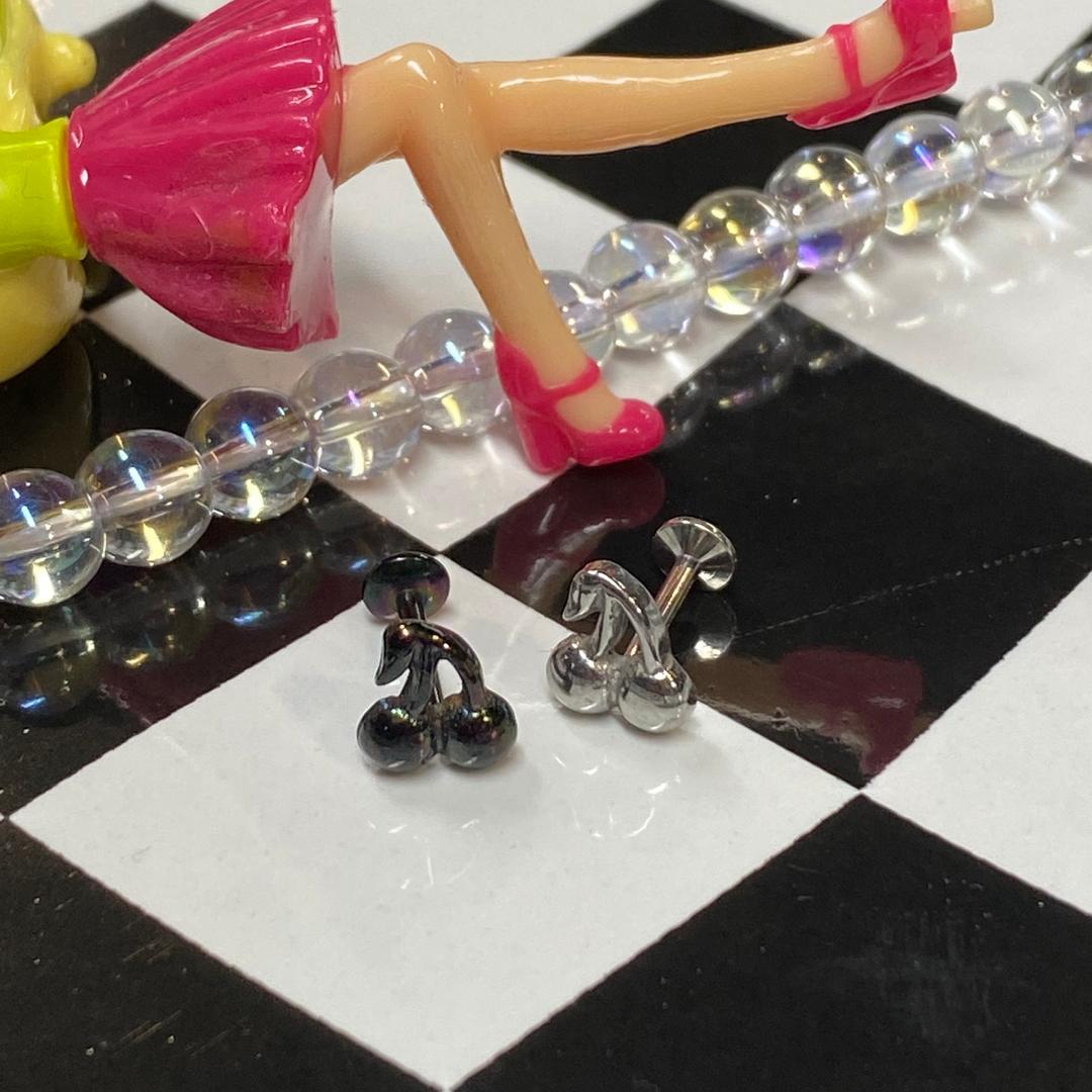 귀여운 앤틱 체리피어싱