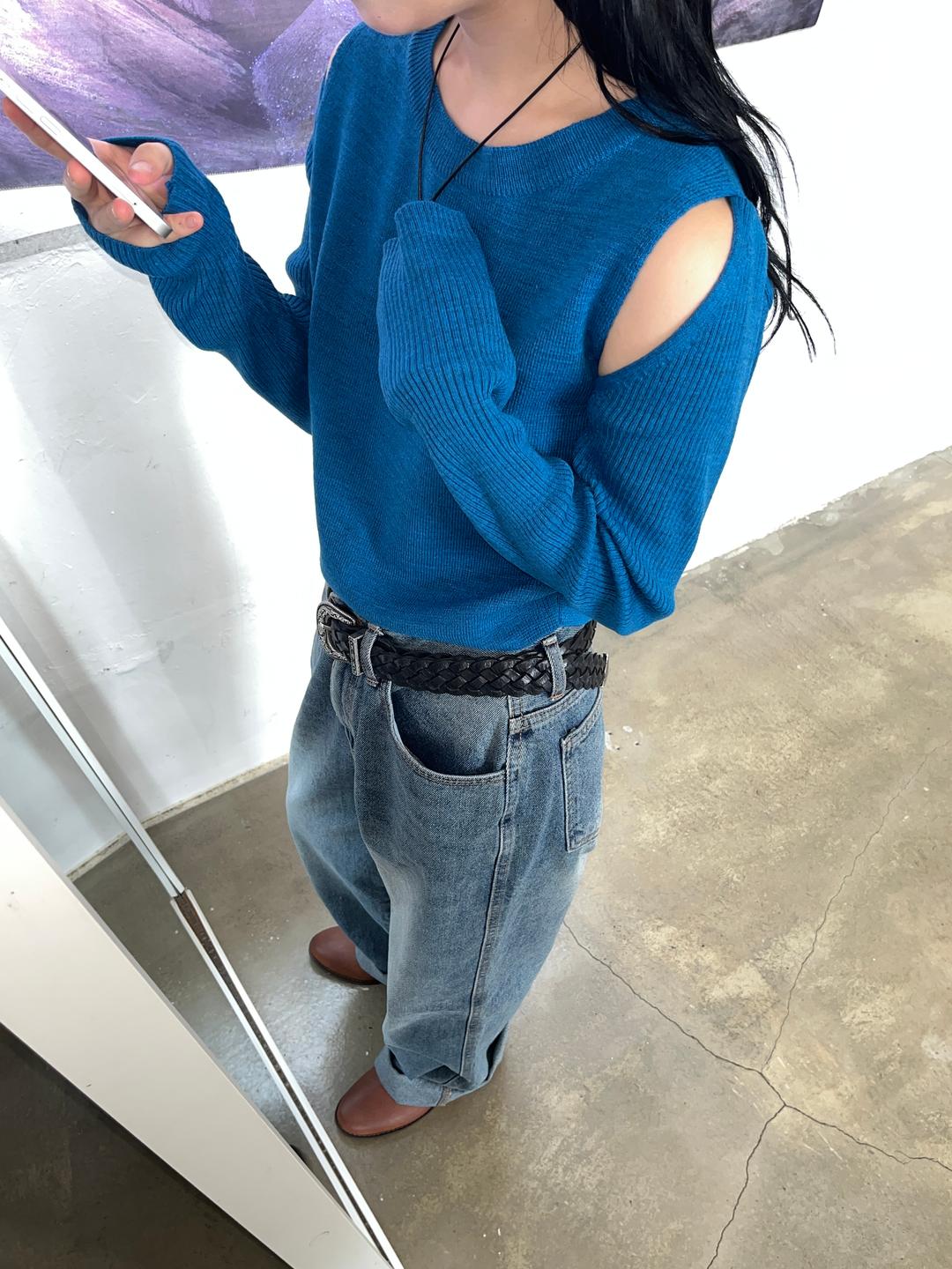 김아홉 as slit knit top