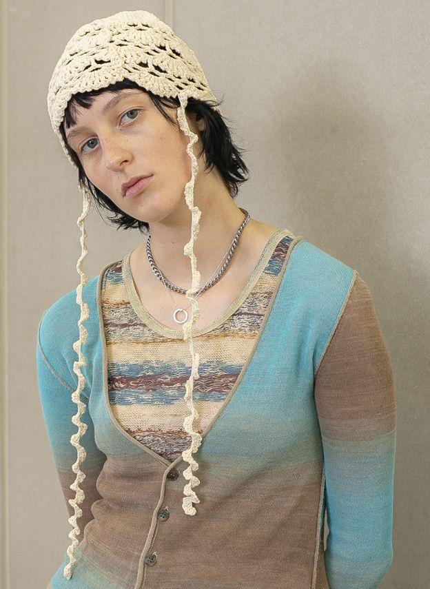 Scalloped Crochet Headdress / White