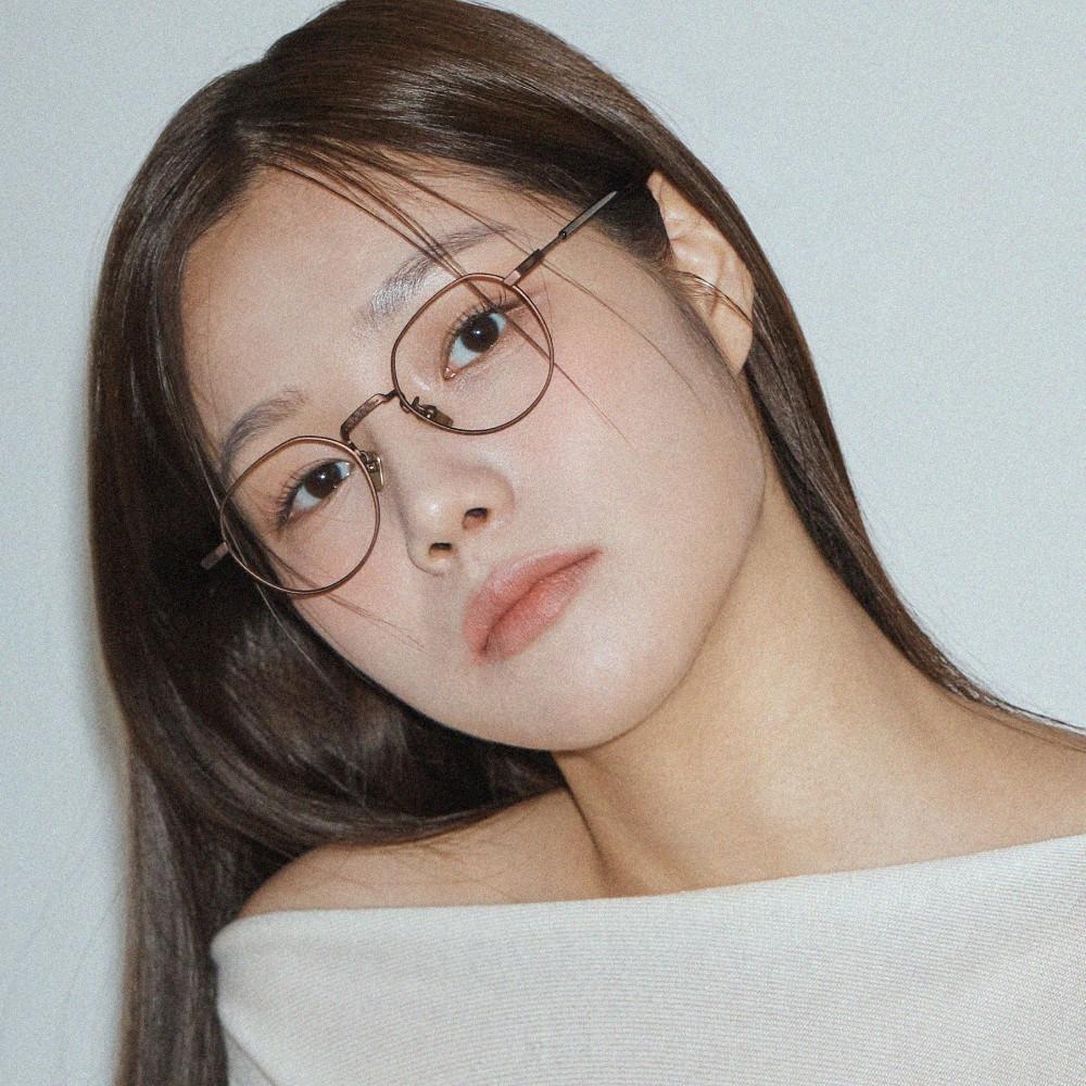 이츠모 아티스트 여자 연예인 긱시크 금테 안경 크라운판토 고도근시 티타늄안경테