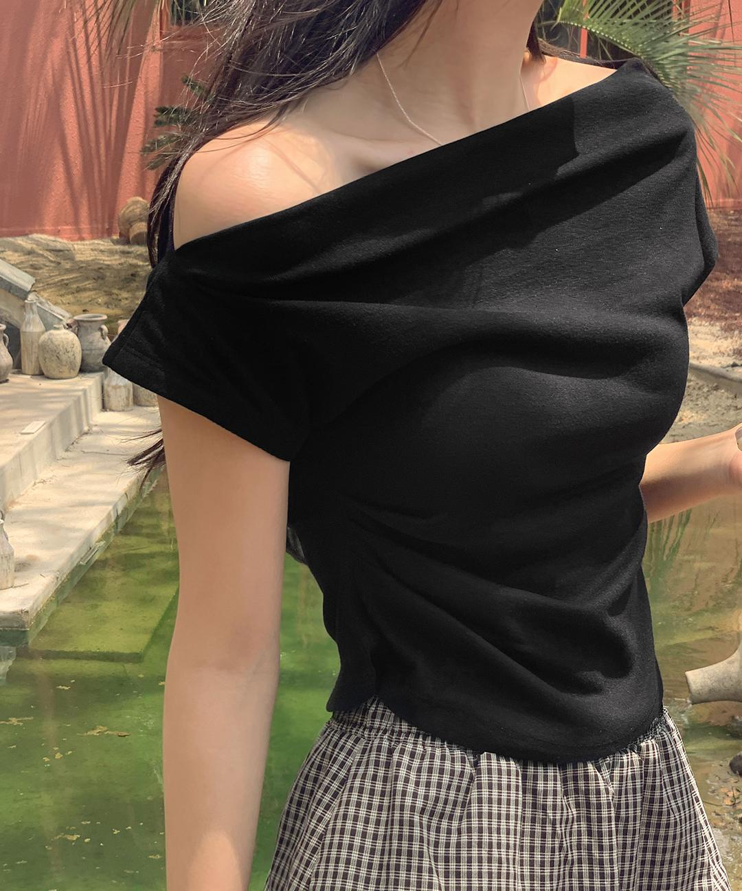 케이클럽 [자체제작/뉴컬러추가!/S-L/하객룩🖤]#여름💙 시즈닝 쫀쫀 셔링 오프숄더 티셔츠 (데일리룩/데이트룩/오프숄더/셔링티셔츠/언발오프숄더/여름반팔티)