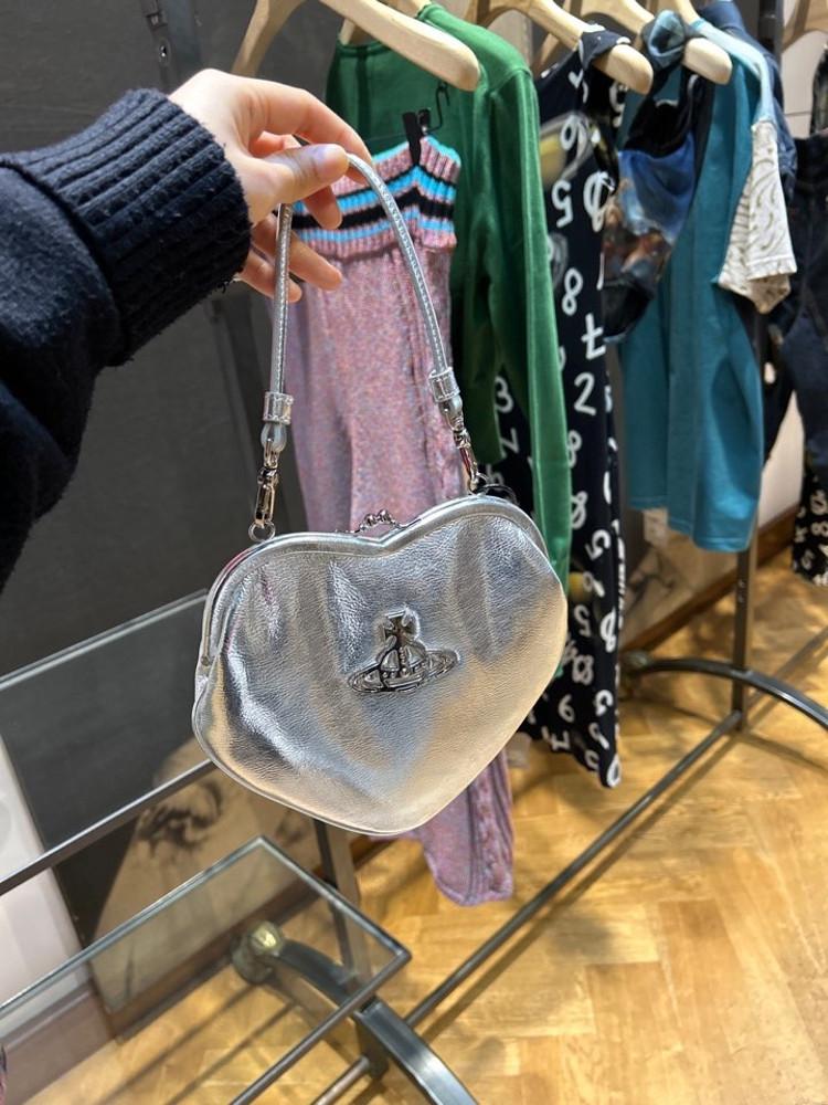 비비안웨스트우드 벨 하트 메탈릭 프레임 펄스 숄더백