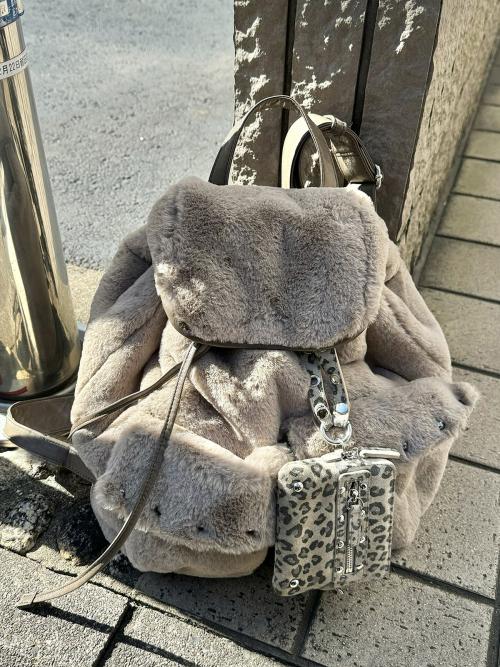 POM POM FUR BACKPACK IN MOCHA