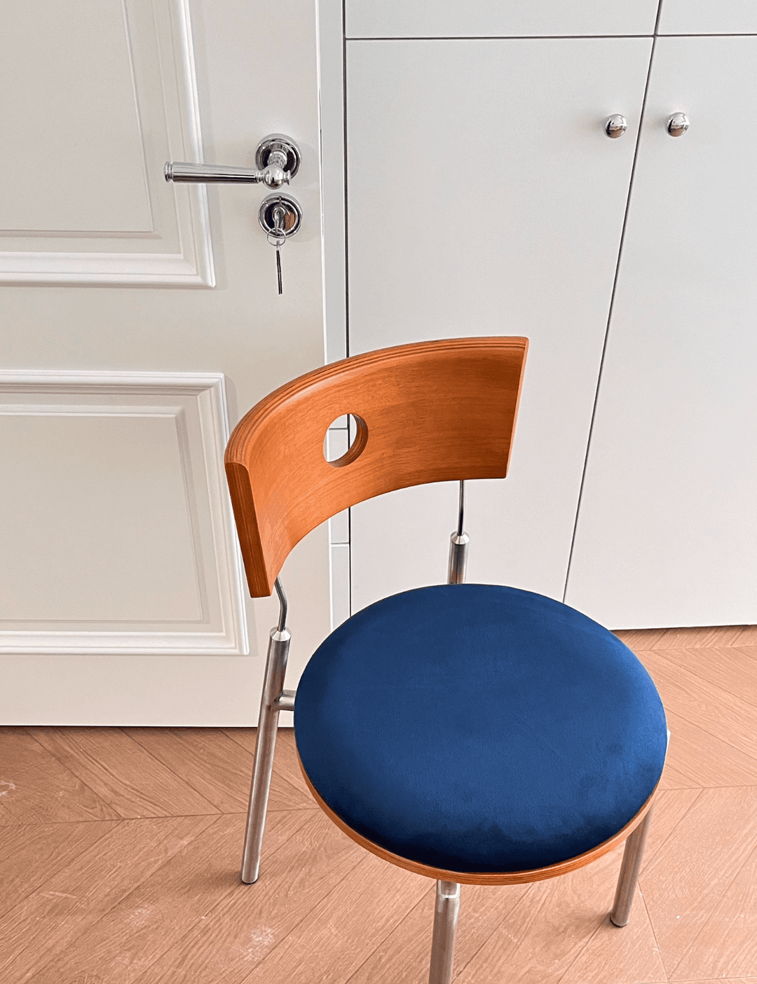 비비드 블루 빈티지 체어