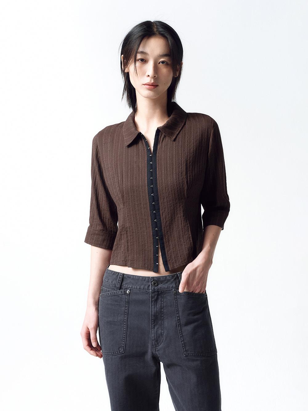 후크 디테일 자카드 셔츠 BROWN