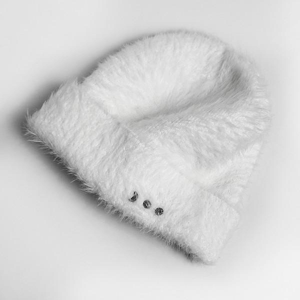 Half moon aisoe long hair beanie (white)