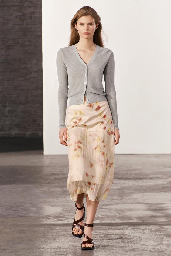 ZARA WOMAN COLLECTION비스코스 소재의 미드라이즈 미디 스커트. 플로랄 프린트 디테일. 짧은 내부 안감. 뒷면 밑단에 트임이 있음. 옆면 심라인 콘실 지퍼 여밈.두 가지 다른 원단과 같은 플로랄 프린트가 어우러진 미디 길이의 스트레이트 스커트로, 시스루와 레이어드 디테일이 돋보입니다. 뒷면 밑단에 트임이 있는 스트레이트 핏과 깔끔한 허리 디자인으로 움직임이 자유로운 편안한 착용감을 선사합니다.