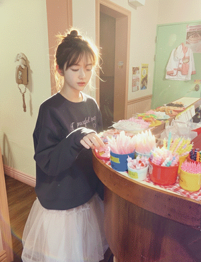 밀크코코아 Milan Peaceful Hour Embroidery Sweatshirt