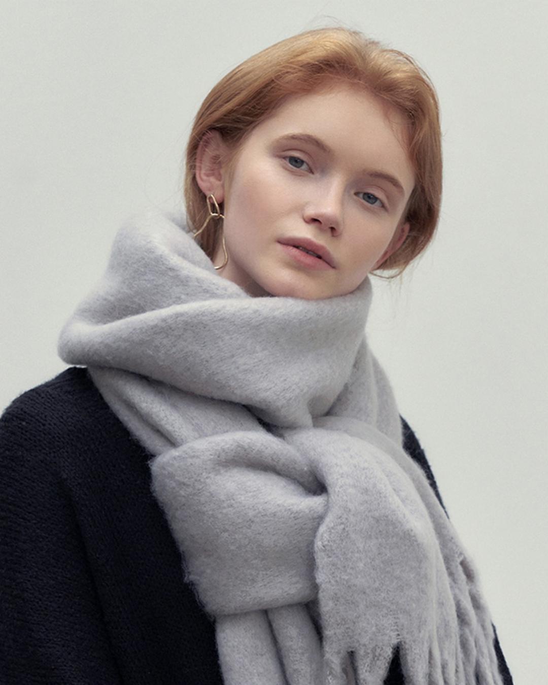 로에일 퍼스트 라벨 볼드 머플러 - 그레이