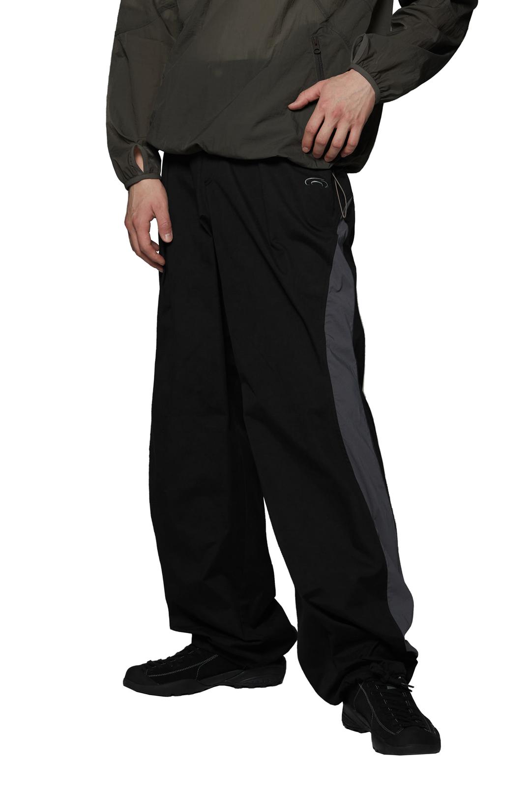 ROUND COLORWAY PINTUCK PANTS - BLACK