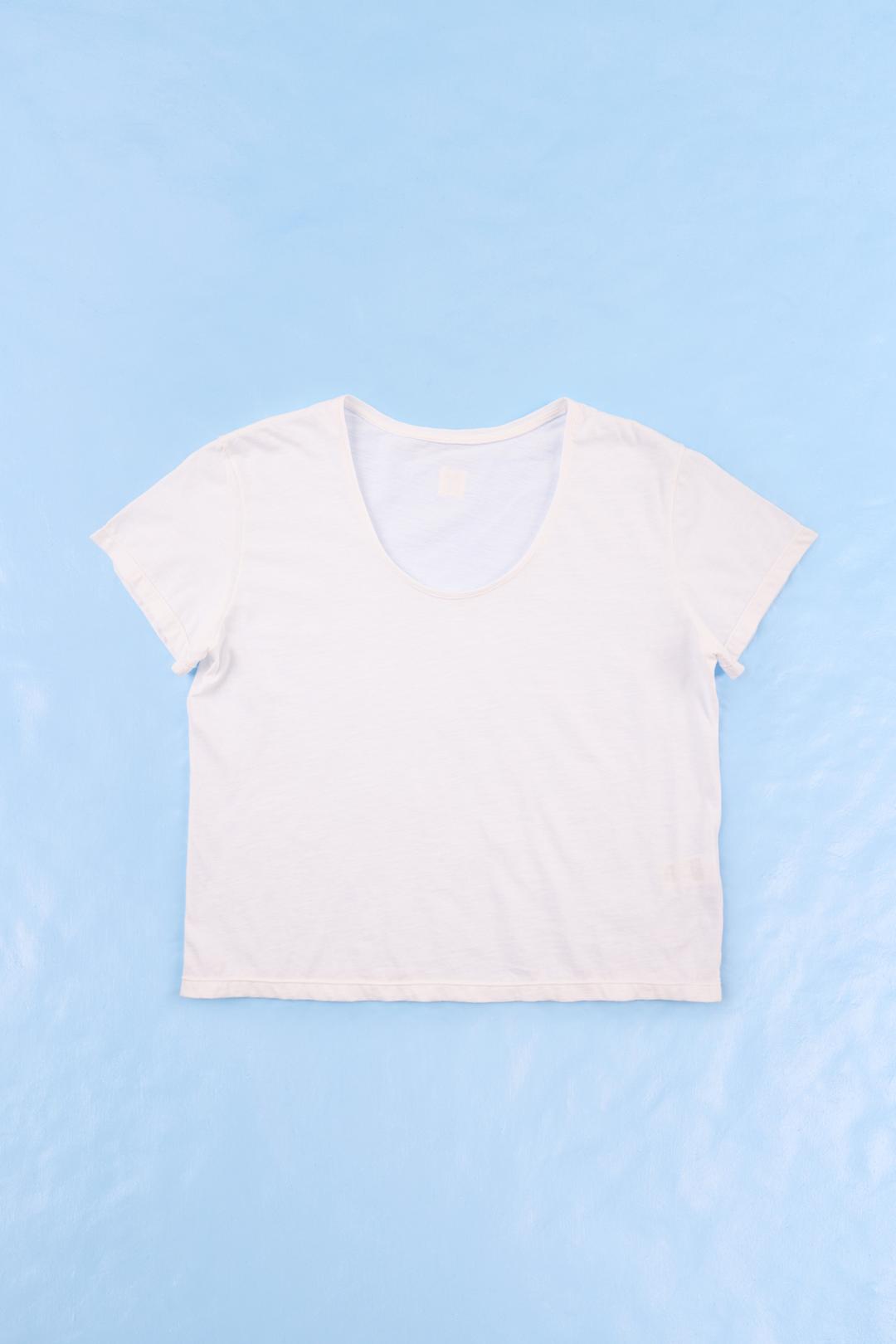 SERIQ U-NECK T-SHIRT (WHITE)