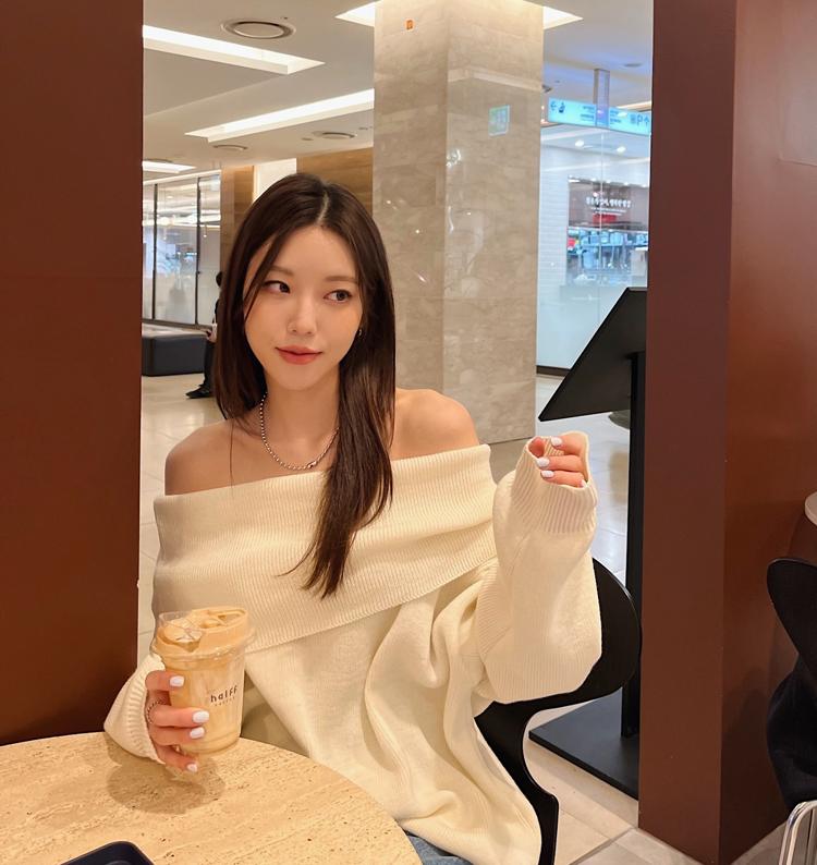 데이인 오프숄더 박스 니트