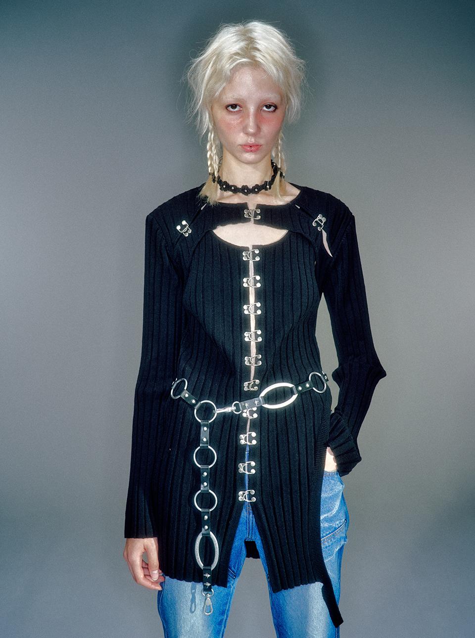 TRONI HOOKED ONE-PIECE BLACK