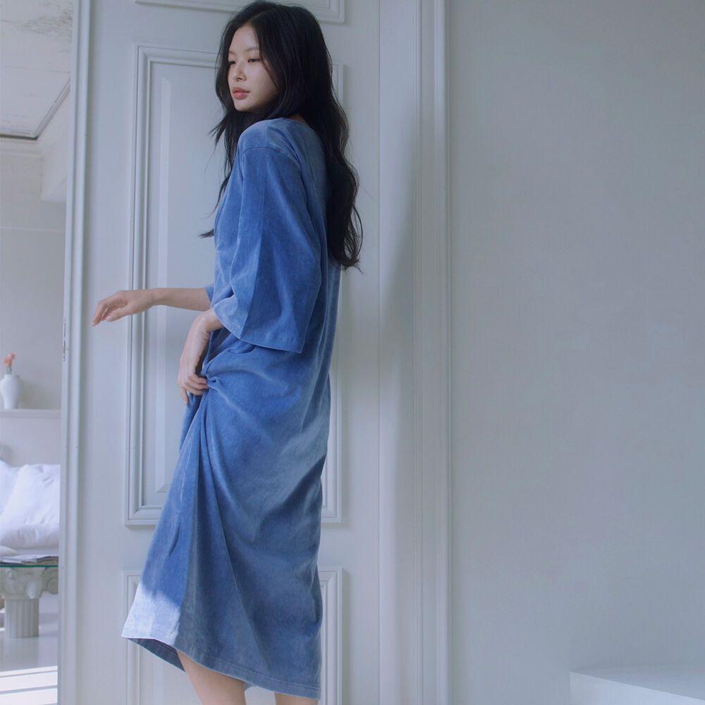 room no.305 Frida blue