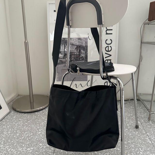 파우치+가방set / 당일발송 / 최저가 / 레더크로스백 애나멜숄더백 가죽쇼퍼백 스퀘어빅백 큰가방 여행가방 레트로코디 올드머니룩 파우치세트 레더크로스백 2 color