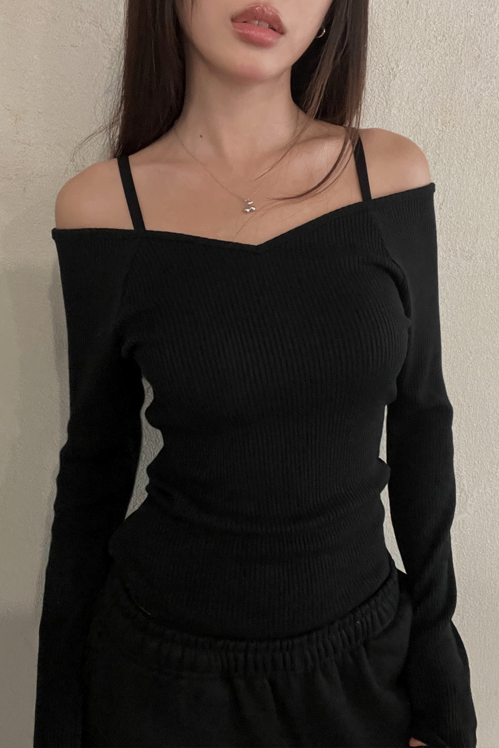 위위미유 CHESS RIBBED V-NECK T / 체스 골지 브이넥 티