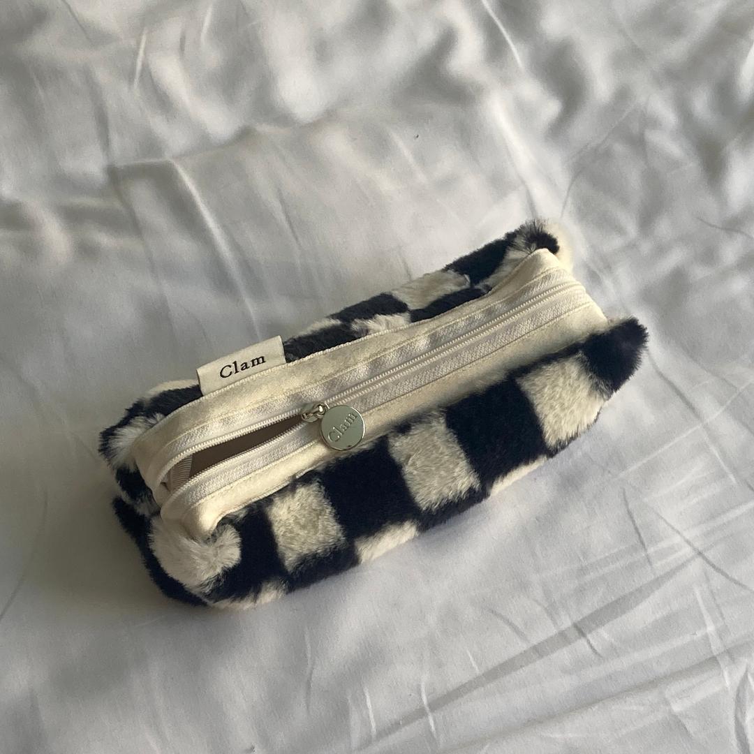 Clam round pencilcase _ Fur Black Checkerboard