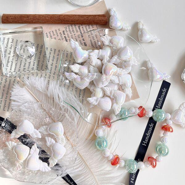 [1개]관통형 35mm 세로형 오로라 화이트 하트 날개 3-939 비즈키링 악세사리만들기