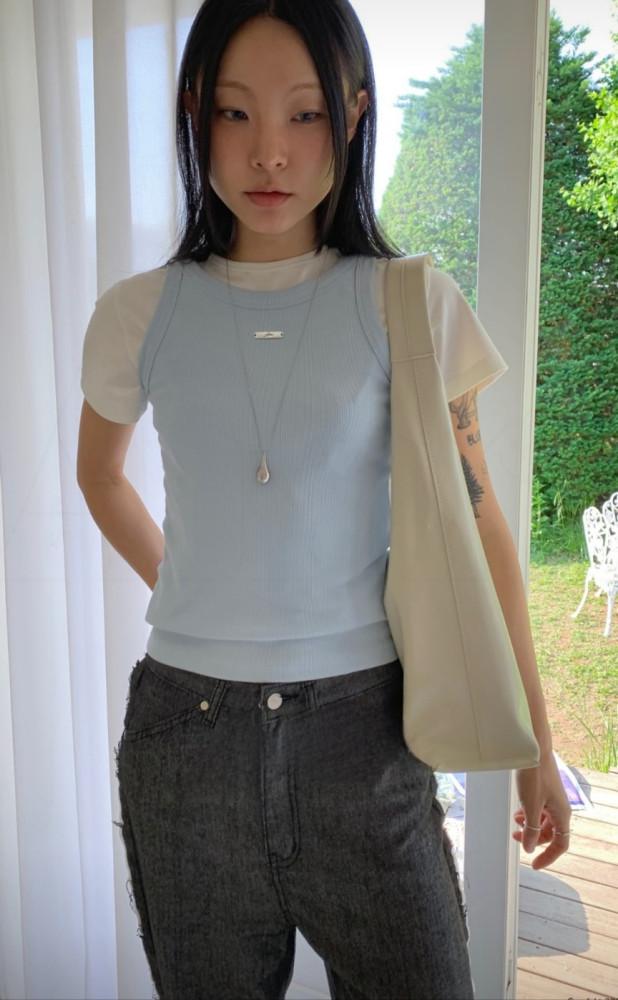 24SS 슬림핏 라운드넥 로고 레이어드 이너 스판 민소매 나시 슬리브리스