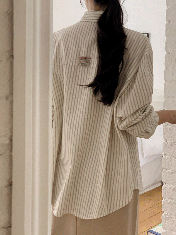 코코블랑 [🤎핀터레스트] 라벨링 스트라이프 셔츠/긴팔셔츠/줄무늬셔츠/루즈핏셔츠/출근룩/스프라이트셔츠/데일리룩/레이어드/오버핏셔츠