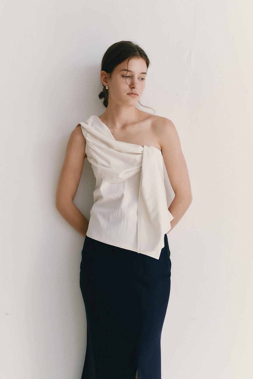 TWIST ONE OFF SHOULDER TOP