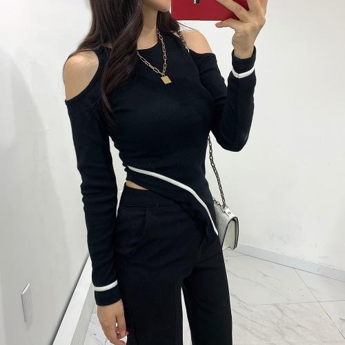 어깨트임 배색 오프숄더니트