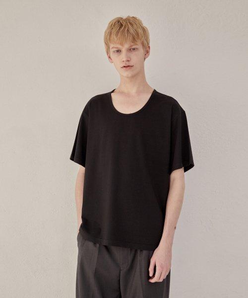 에센셜 U넥 티셔츠 (블랙)