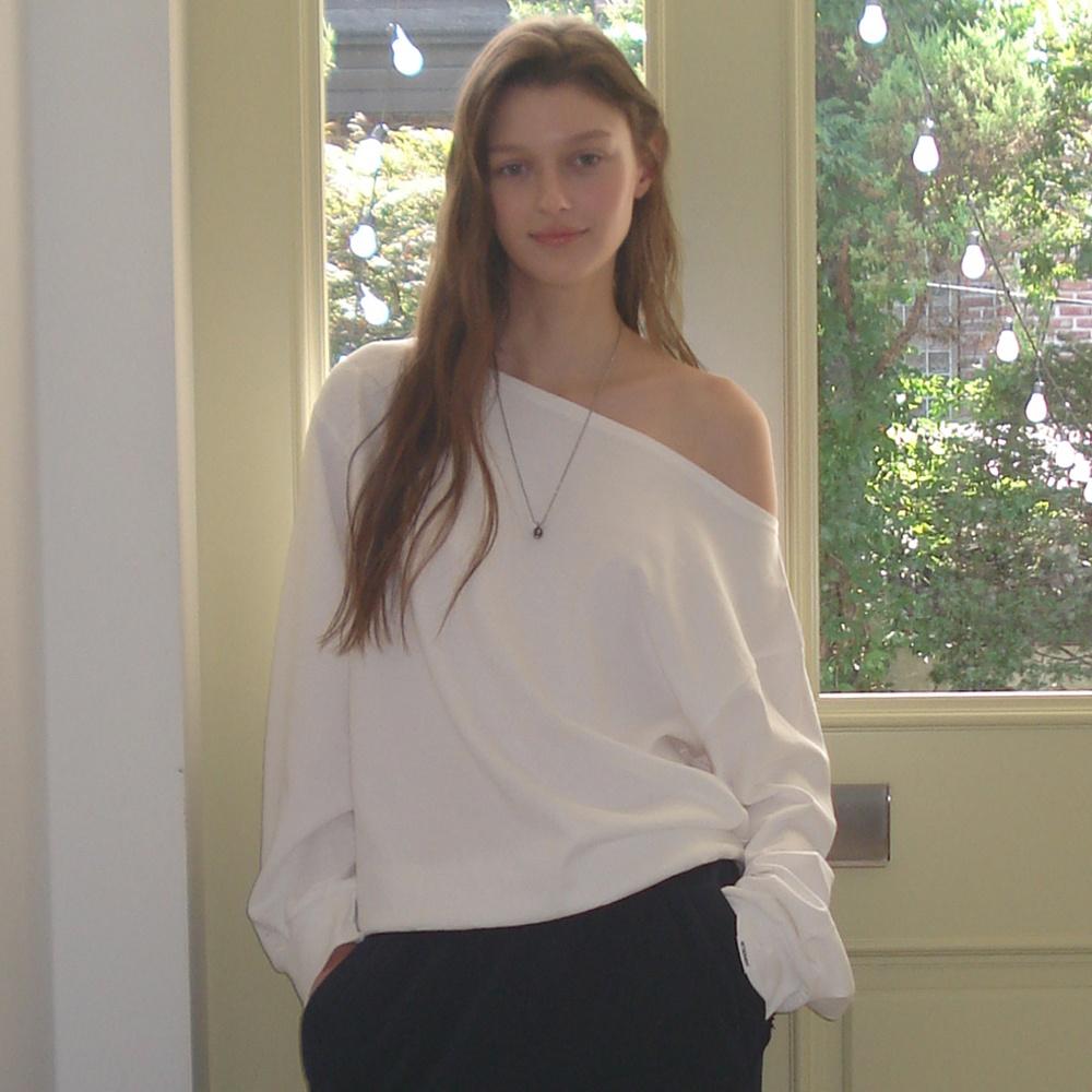 off - shoulder sweat top (white)