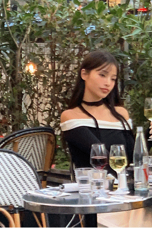 로맨틱 오프숄더 머플러 티셔츠