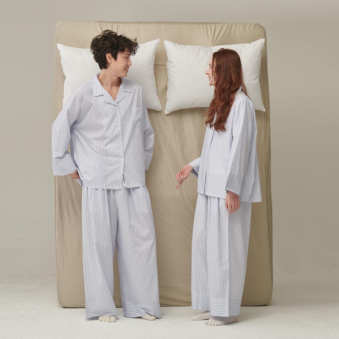 (uni)도미토리 펜슬 스트라이프 파자마 블루 w/ the Roomer's Village pkg