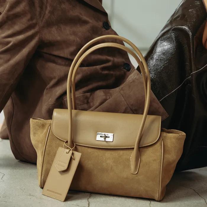 [바로배송] 시그니쳐 프레임 토트&숄더 백_레더&스웨이드 베이지 l B18-2