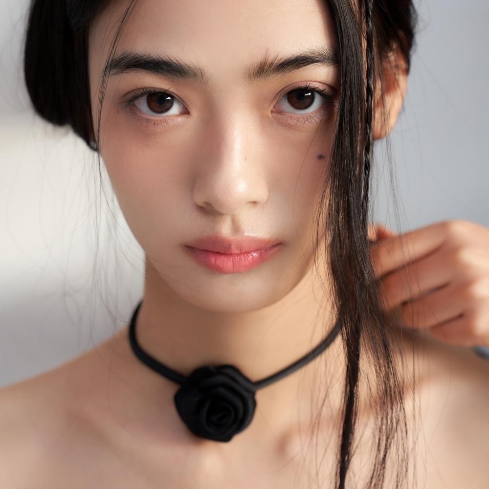 black camellia string necklace