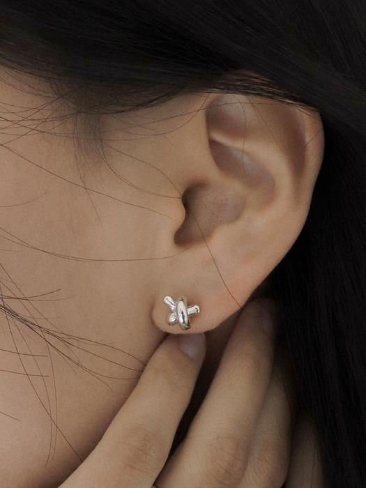 mini knot earring