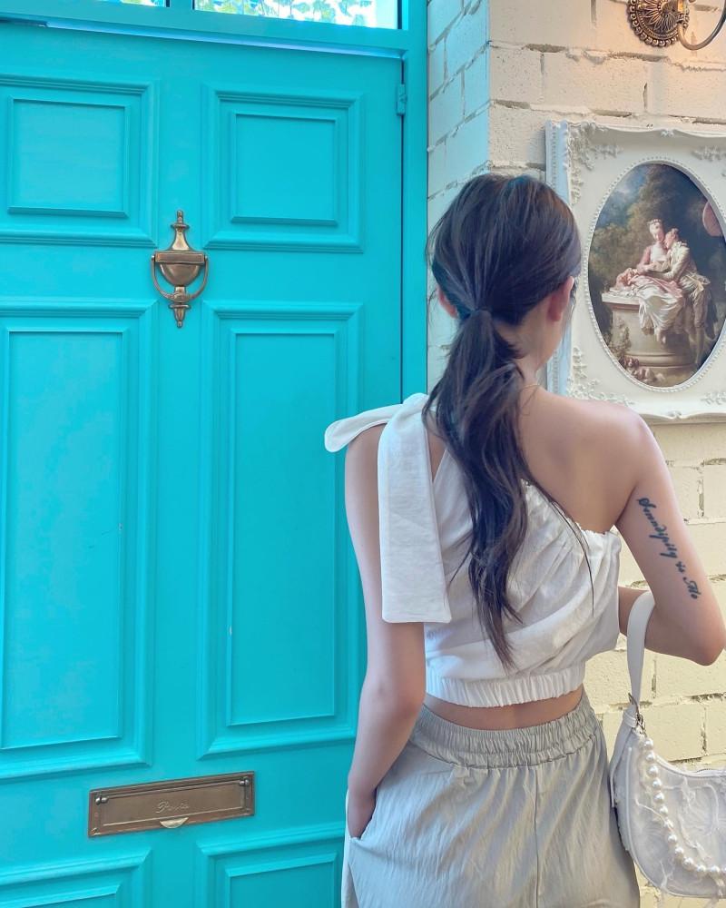 [강추] 숄더 리본 셔링 블라우스 , 2col