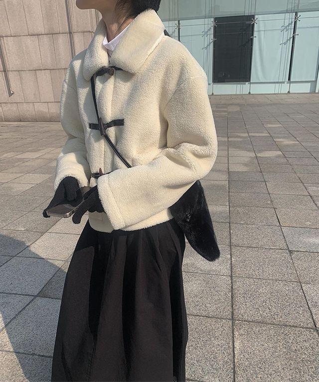 라운 카라 떡볶이 퍼 자켓