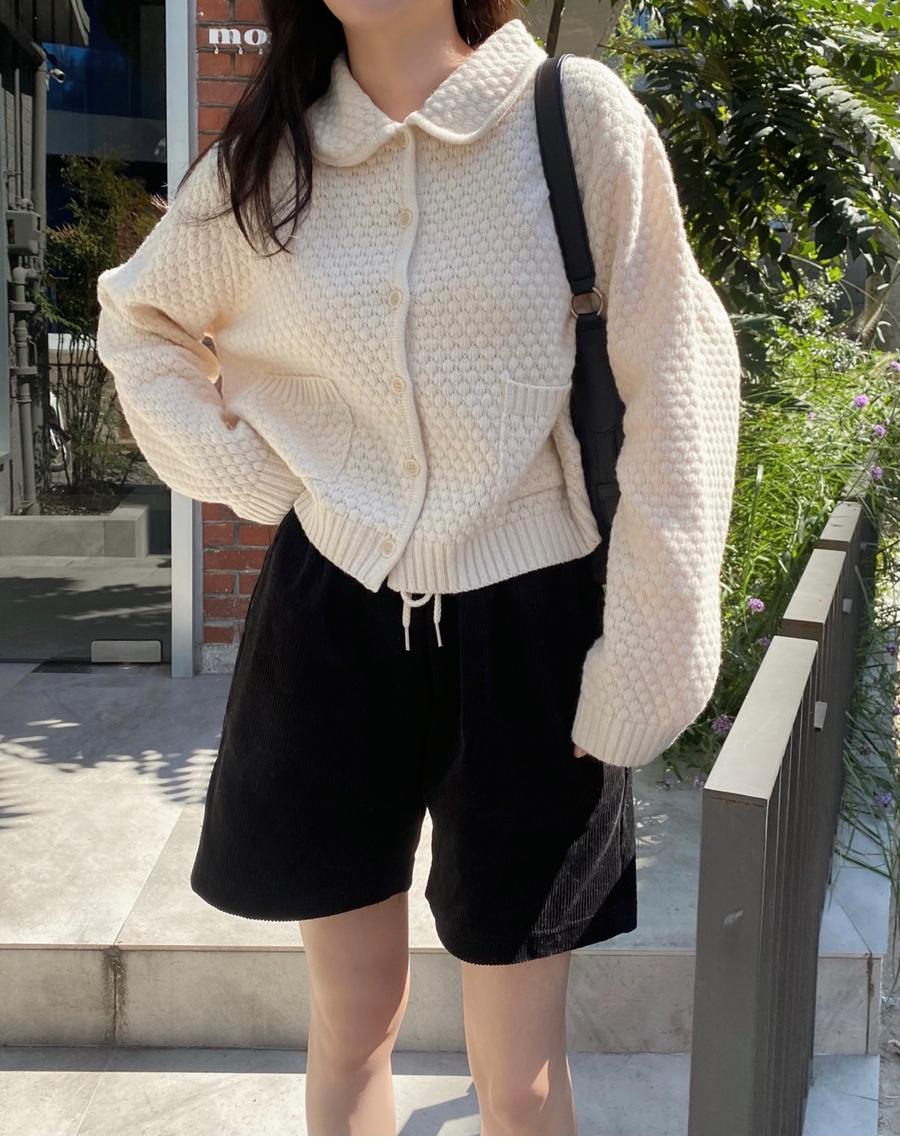 폼폼 파인울 가디건 엑스트라 파인 울 소재로 부드럽고 포근한 가디건 자가드 느낌의 입체감 있는 텍스처가 매력적인 가디건으로 단독으로 착용하여도 피부에 자극없이 편안하며 적당히 여유있는 사이즈로 이너와 함께 입기에도 좋습니다