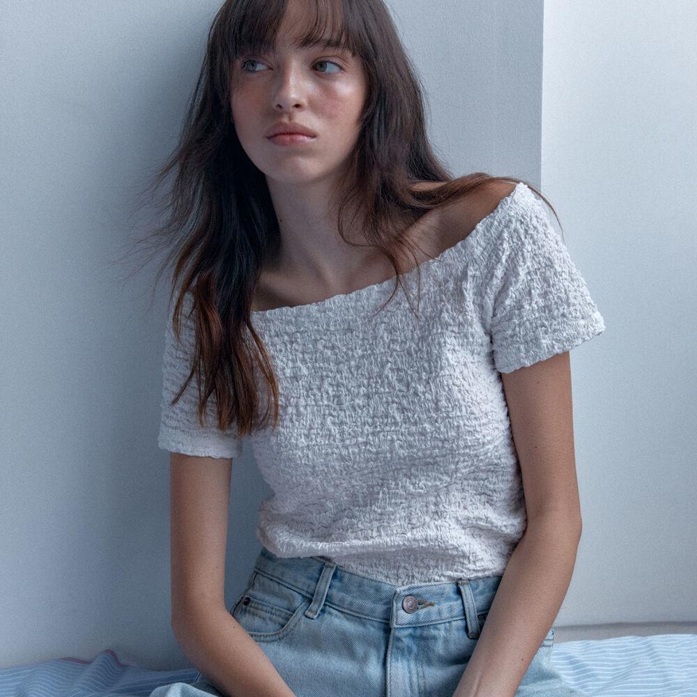 OFF-SHOULDER T-SHIRT - WHITE